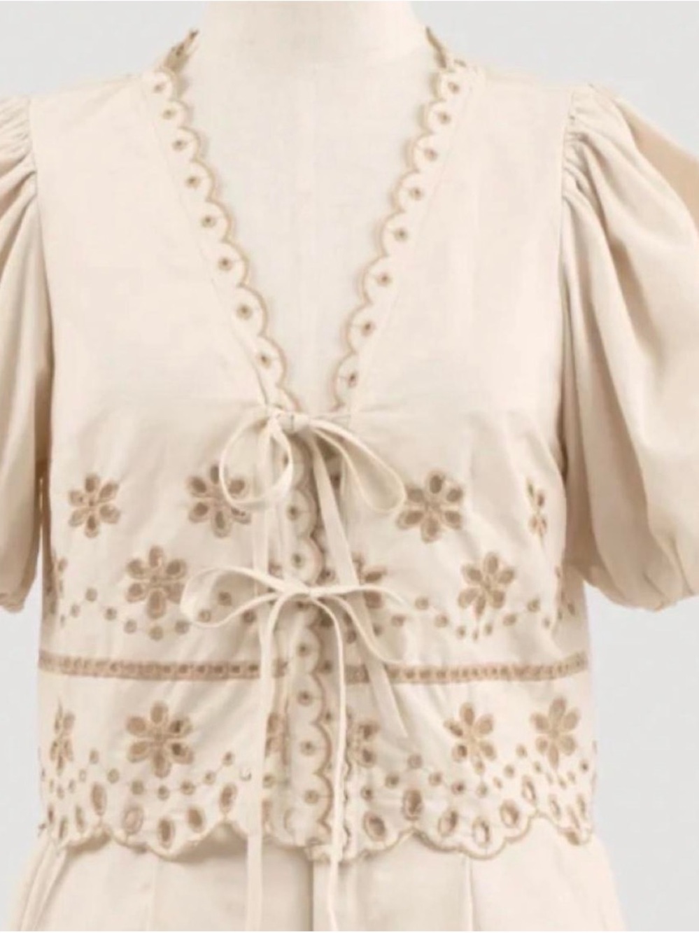 MOON RIVER XL NWT Tie-Front Embroidered Puff Sleeve Top in Cream